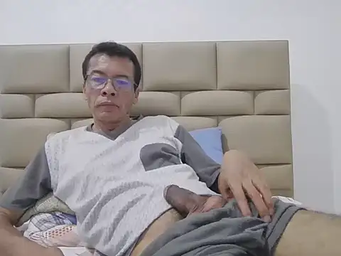 skinnylatino51 online show from February 3, 2026, 2:53 am