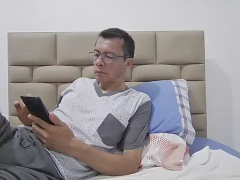 Snapshot of skinnylatino51 chatting on November 6, 2025, 12:03 am skinnylatino51 online show from November 6, 2025, 12:03 am