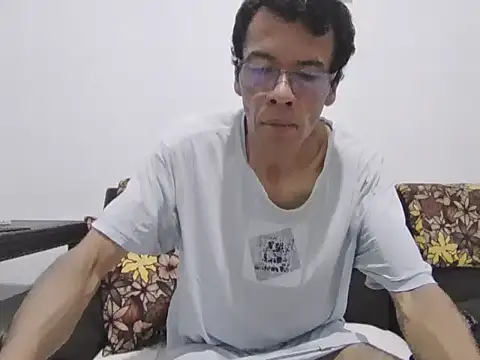 Snapshot of skinnylatino51 chatting on October 23, 2025, 11:47 pm skinnylatino51 online show from October 23, 2025, 11:47 pm