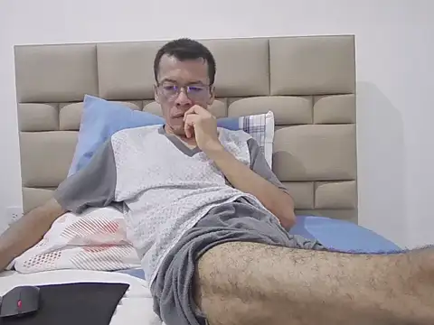 Snapshot of skinnylatino51 chatting on November 7, 2025, 12:04 am skinnylatino51 online show from November 7, 2025, 12:04 am