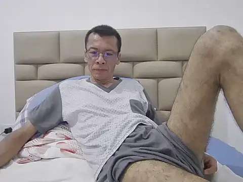 Snapshot of skinnylatino51 chatting on November 4, 2025, 12:03 am skinnylatino51 online show from November 4, 2025, 12:03 am