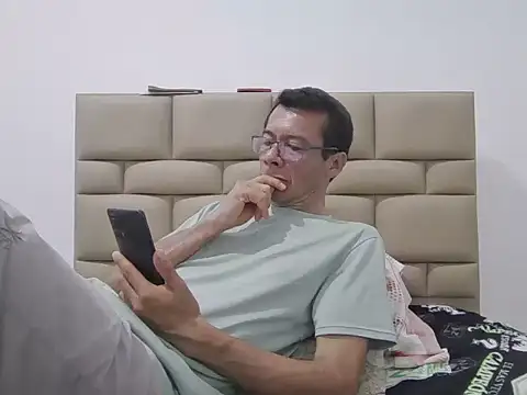 Snapshot of skinnylatino51 chatting on December 15, 2025, 3:12 am skinnylatino51 online show from December 15, 2025, 3:12 am