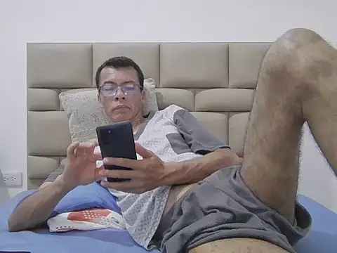 Snapshot of skinnylatino51 chatting on November 19, 2025, 12:43 am skinnylatino51 online show from November 19, 2025, 12:43 am