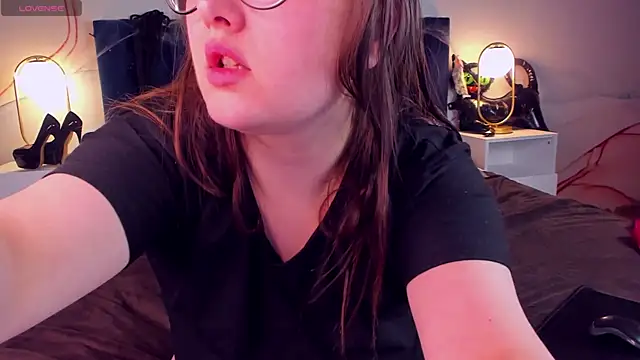 HelenDanvers online show from November 6, 2025, 3:10 am