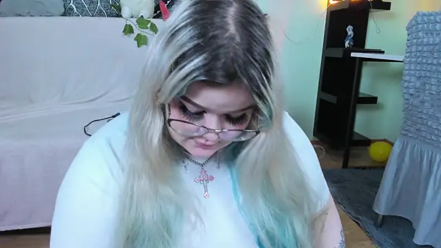  CandyM1lky  online show from December 5, 2025, 6:23 am