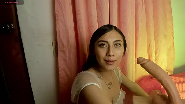 Snapshot of Alanaloiiss_ chatting on May 3, 2026, 1:22 am Alanaloiiss online show from May 3, 2026, 1:22 am