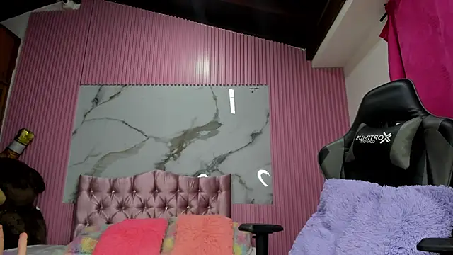 Snapshot of Mindy_19 chatting on November 14, 2025, 10:52 am Mindy 19 online show from November 14, 2025, 10:52 am