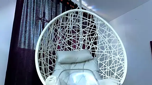 cuteeimy online show from November 11, 2025, 6:47 pm