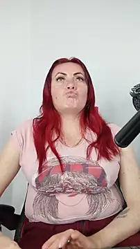 Snapshot of carolinhe_ chatting on November 14, 2025, 8:01 pm carolinhe online show from November 14, 2025, 8:01 pm