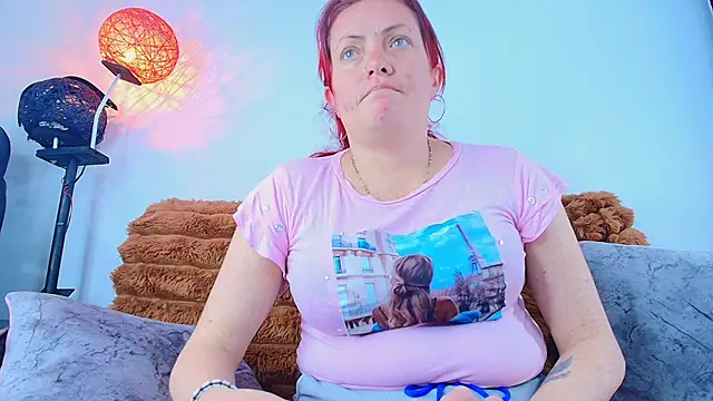 Snapshot of carolinhe_ chatting on November 11, 2025, 8:03 pm carolinhe online show from November 11, 2025, 8:03 pm