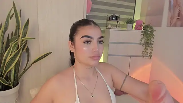 Snapshot of EmmyKenner chatting on July 6, 2026, 12:01 pm EmmyKenner online show from July 6, 2026, 12:01 pm