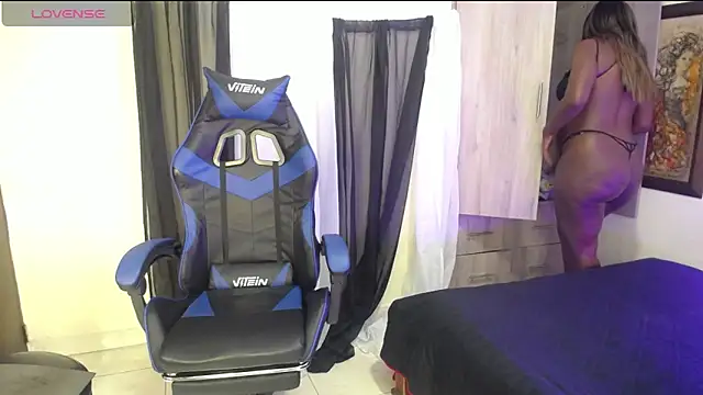 Snapshot of MONIQUE-LAMOUR chatting on October 28, 2025, 4:24 am MONIQUE-LAMOUR online show from October 28, 2025, 4:24 am