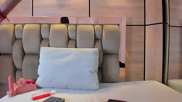 Snapshot of karol_lewiss chatting on November 26, 2025, 11:43 am karol lewiss online show from November 26, 2025, 11:43 am