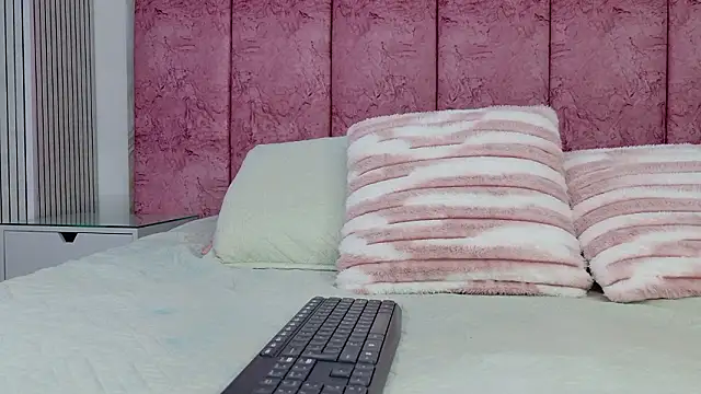 Snapshot of emmacurvy chatting on February 26, 2026, 3:06 am emmacurvy online show from February 26, 2026, 3:06 am