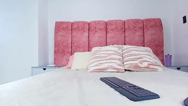 emmacurvy online show from December 3, 2025, 3:07 am