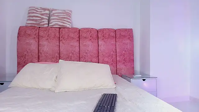 emmacurvy online show from December 2, 2025, 3:07 am