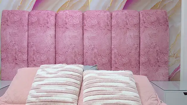 emmacurvy online show from June 23, 2026, 3:04 am