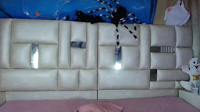 emmacurvy online show from October 29, 2025, 3:05 am