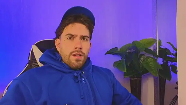 Snapshot of Ades_Lowe chatting on December 22, 2025, 11:21 am Ades Lowe online show from December 22, 2025, 11:21 am