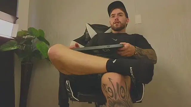 Snapshot of Ades_Lowe chatting on October 29, 2025, 12:04 pm Ades Lowe online show from October 29, 2025, 12:04 pm