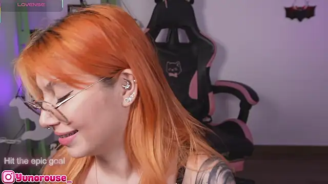 Snapshot of YunoRose_ chatting on November 10, 2025, 6:18 am YunoRose online show from November 10, 2025, 6:18 am