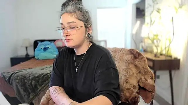 Alix Valentine online show from November 18, 2025, 4:43 pm