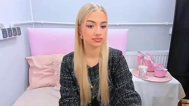 EvetteRose online show from November 8, 2025, 5:05 pm