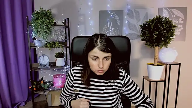 MartaEdams online show from April 7, 2026, 6:04 am