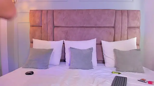 cloe bunnny online show from September 11, 2025, 5:46 pm