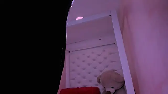 eimy skinny  online show from April 15, 2026, 7:58 pm