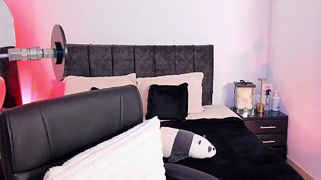 Snapshot of Taylormaxwell chatting on February 19, 2026, 8:17 pm Taylormaxwell online show from February 19, 2026, 8:17 pm