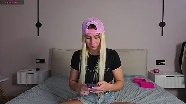 Snapshot of Whiteflower_xo chatting on May 20, 2026, 8:11 am Whiteflower xo online show from May 20, 2026, 8:11 am