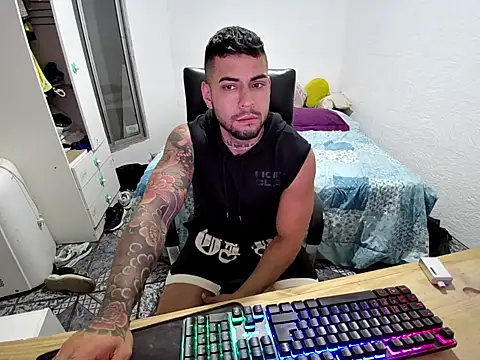 CaroyGonza online show from December 1, 2025, 4:46 am