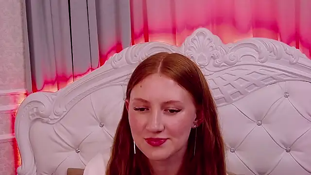 Snapshot of SaraMoor chatting on October 21, 2025, 4:28 pm SaraMoor online show from October 21, 2025, 4:28 pm