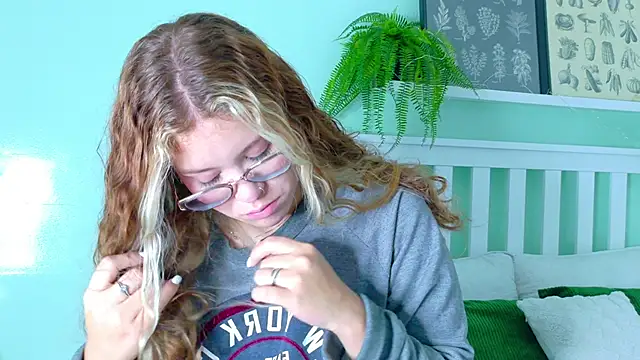 Snapshot of BelaMiller_ chatting on November 10, 2025, 11:37 am BelaMiller online show from November 10, 2025, 11:37 am