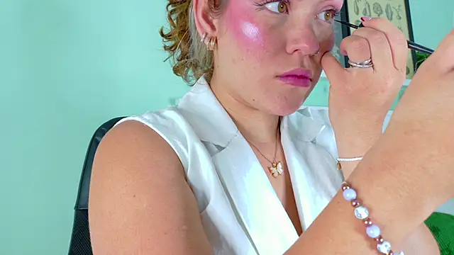 Snapshot of BelaMiller_ chatting on October 24, 2025, 11:53 am BelaMiller online show from October 24, 2025, 11:53 am