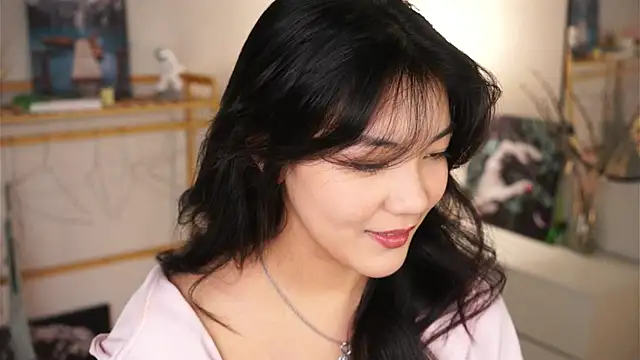 Snapshot of MoiraEger chatting on October 22, 2025, 5:23 pm MoiraEger online show from October 22, 2025, 5:23 pm