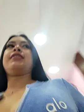 CrisMarulanda online show from November 14, 2025, 8:01 pm