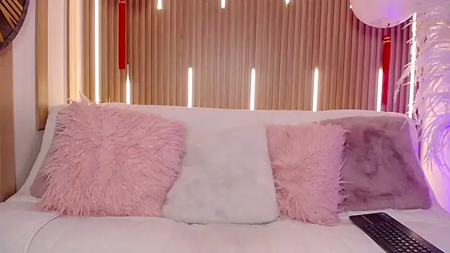 Snapshot of MylaDreams chatting on January 14, 2026, 3:32 am MylaDreams online show from January 14, 2026, 3:32 am