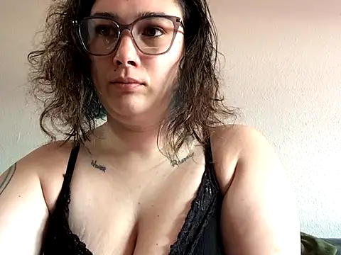 paigeycakes online show from October 5, 2025, 9:27 pm