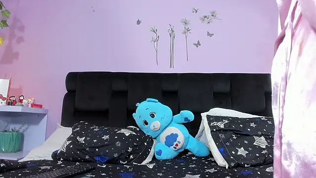 Snapshot of KendallWings chatting on November 11, 2025, 12:05 am KendallWings online show from November 11, 2025, 12:05 am