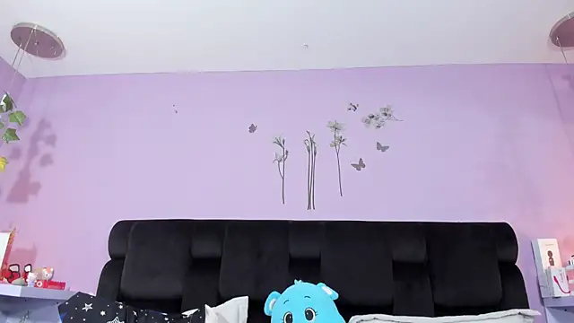 Snapshot of KendallWings chatting on November 14, 2025, 12:20 pm KendallWings online show from November 14, 2025, 12:20 pm