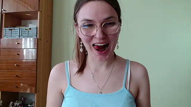 LooveELLYx online show from April 15, 2026, 1:37 pm