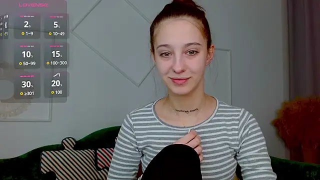 Snapshot of Little_cherryy__ chatting on October 13, 2025, 6:37 am Little cherryy online show from October 13, 2025, 6:37 am