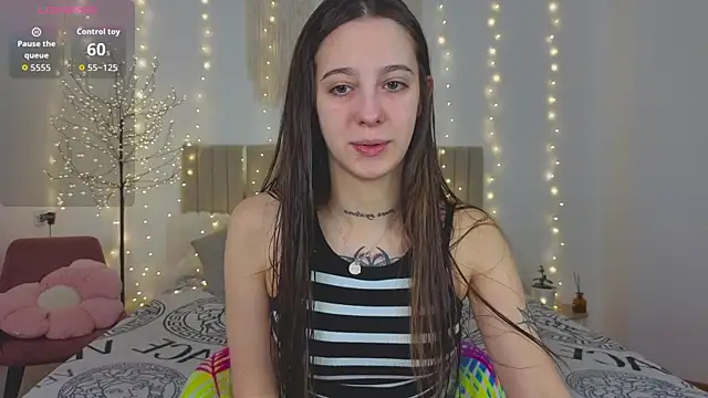 Snapshot of Little_cherryy__ chatting on December 15, 2025, 8:09 am Little cherryy online show from December 15, 2025, 8:09 am