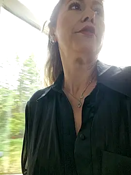 Snapshot of CelynaRoss chatting on May 24, 2026, 12:49 pm CelynaRoss online show from May 24, 2026, 12:49 pm