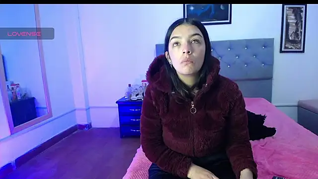 Esmeraldaa- online show from September 17, 2025, 5:09 am