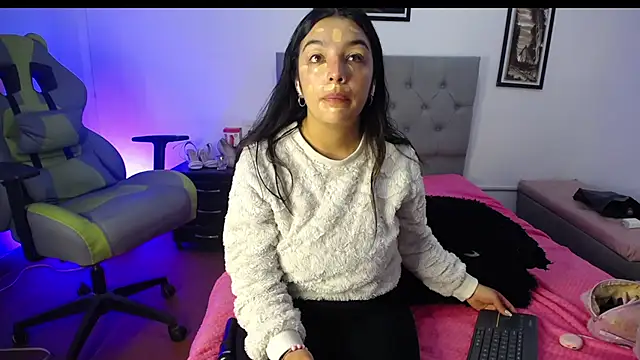 Esmeraldaa- online show from October 4, 2025, 4:36 am