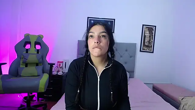 Esmeraldaa- online show from October 16, 2025, 4:10 am