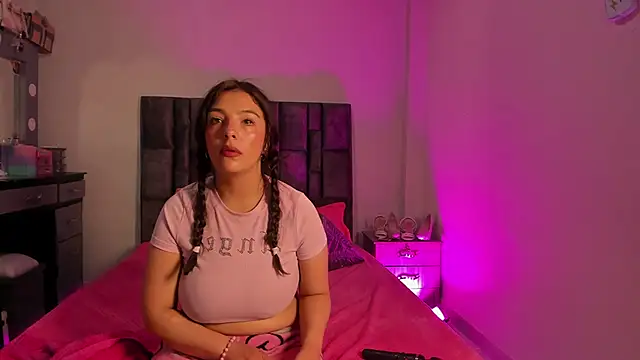 Esmeraldaa- online show from November 26, 2025, 9:09 am